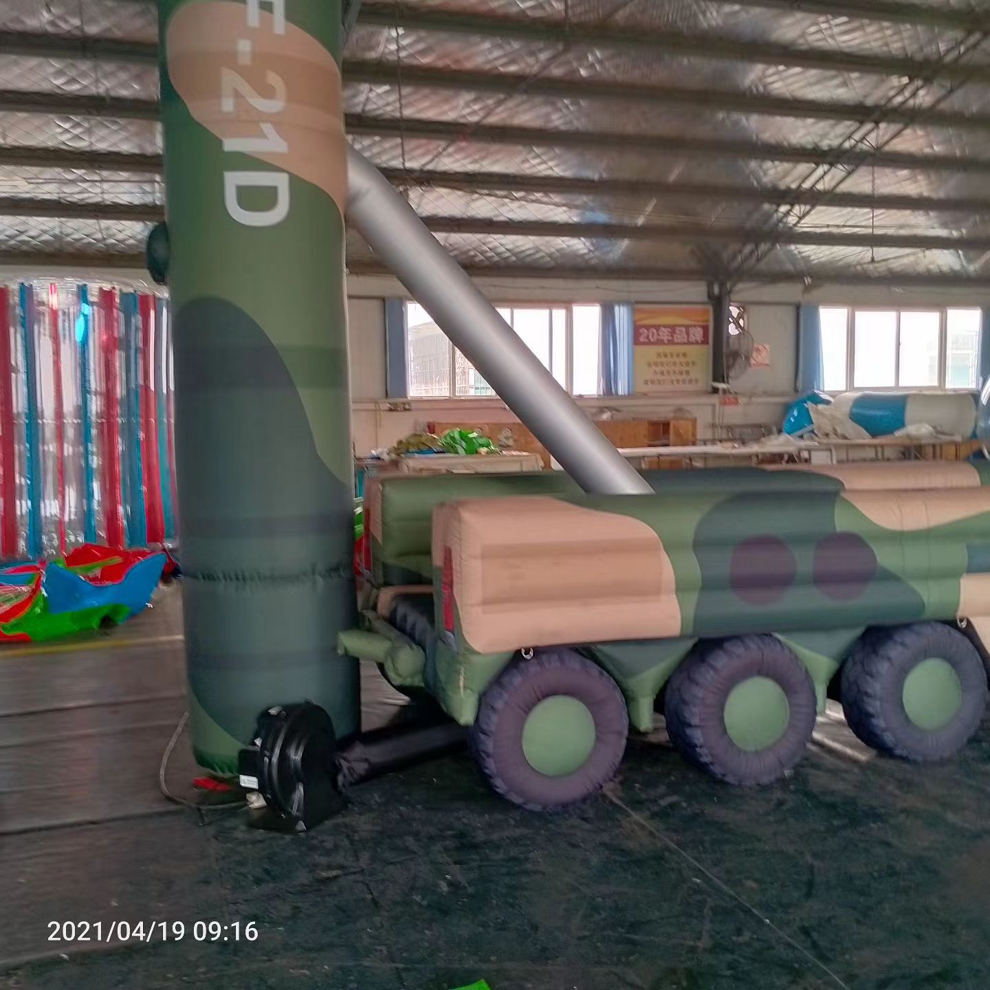 长顺军事演习中的充气目标车辆：模拟发射车雷达车坦克飞机